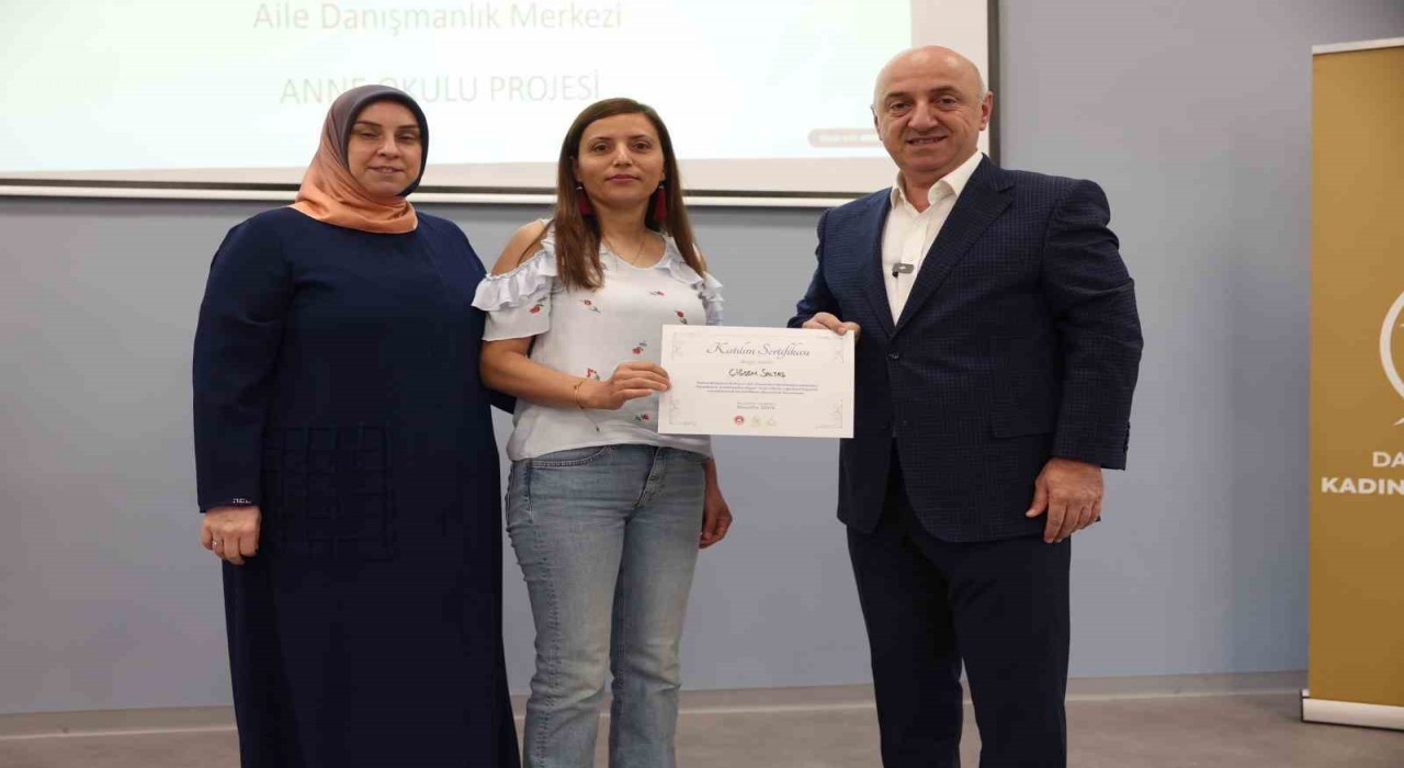 Anne Okulu ilk mezunlarını verdi