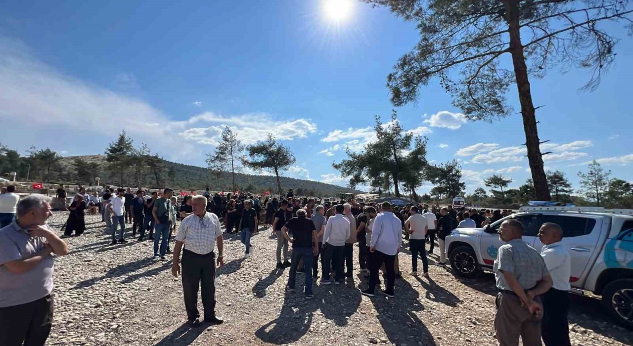 Anne ve çocuklarına gözyaşlarıyla veda