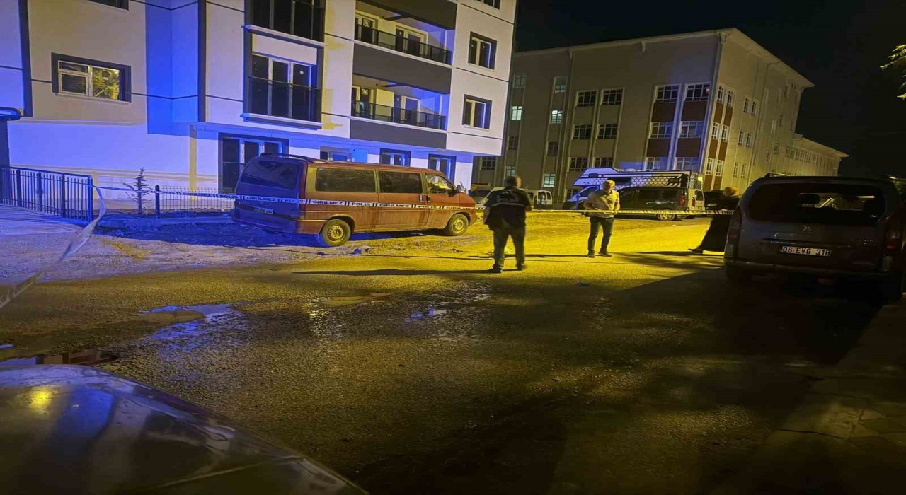 Annesiyle boşanma aşamasındaki babasını sokak ortasıda bıçakladı