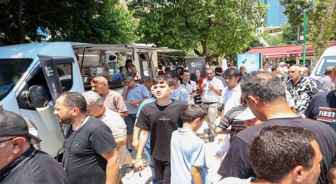 Antalya Büyükşehir Belediyesinden Ferdi Zeyrek için lokma dağıtımı