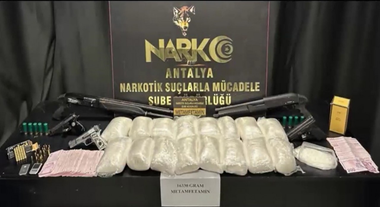 Antalya emniyeti zehir tacirlerine geçit vermedi: 16 kilo uyuşturucu ve 5 silah ele geçirildi