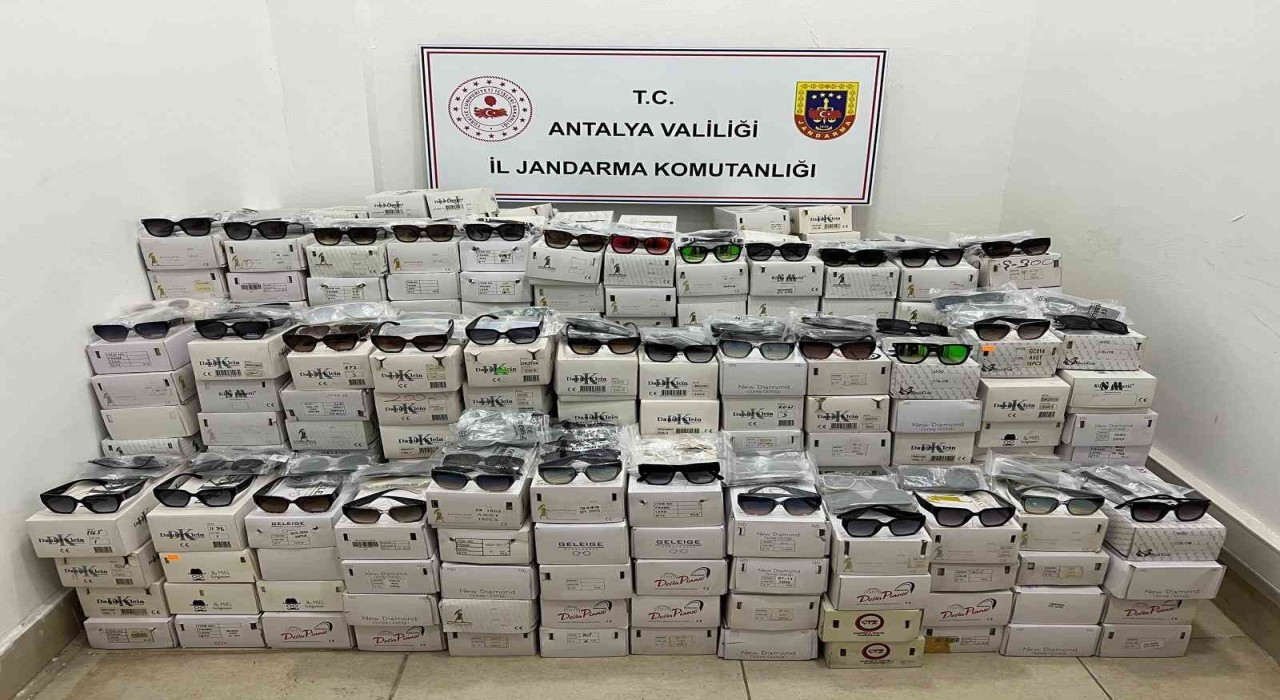 Antalyada 16 bin adet kaçak güneş gözlüğü yakalandı