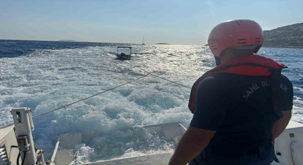 Antalyada arızalanan teknedeki 2 kişinin imdadına Sahil Güvenlik ekipleri yetişti