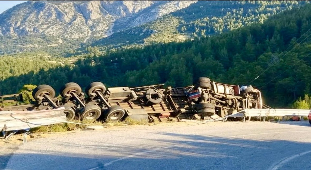 Antalyada demir profil yüklü tır devrildi: 1 ölü
