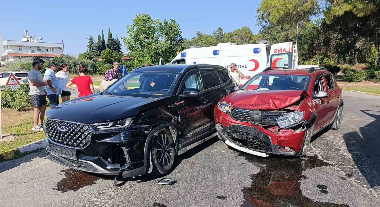 Antalyada iki otomobil çarpıştı: 7 yaralı