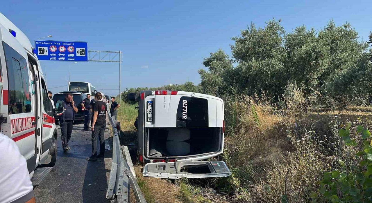 Antalyada kontrolden çıkan minibüs devrildi, 6 turist ve sürücü yaralandı