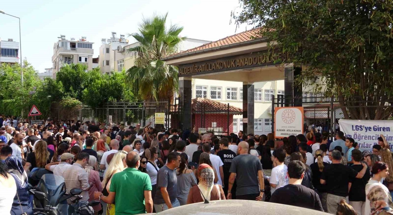 Antalyada LGS sınavı öğrenciler kadar velileri de heyecanlandırdı