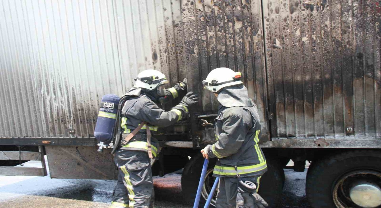Antalyada park halindeki kamyon alev aldı, içindeki otel animasyon malzemeleri yandı