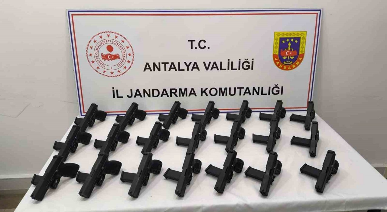 Antalyada ruhsatsız 21 tabanca ele geçirildi, 1 kişi tutuklandı