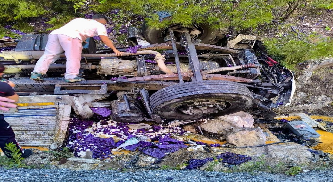 Antalyada yumurta yüklü kamyon devrildi: 1 ölü