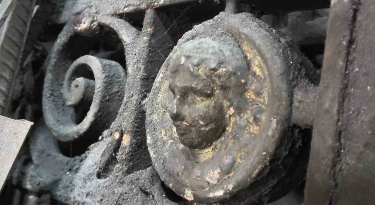 Antika avcıları ve papazlar, bu kapının peşini bırakmıyor