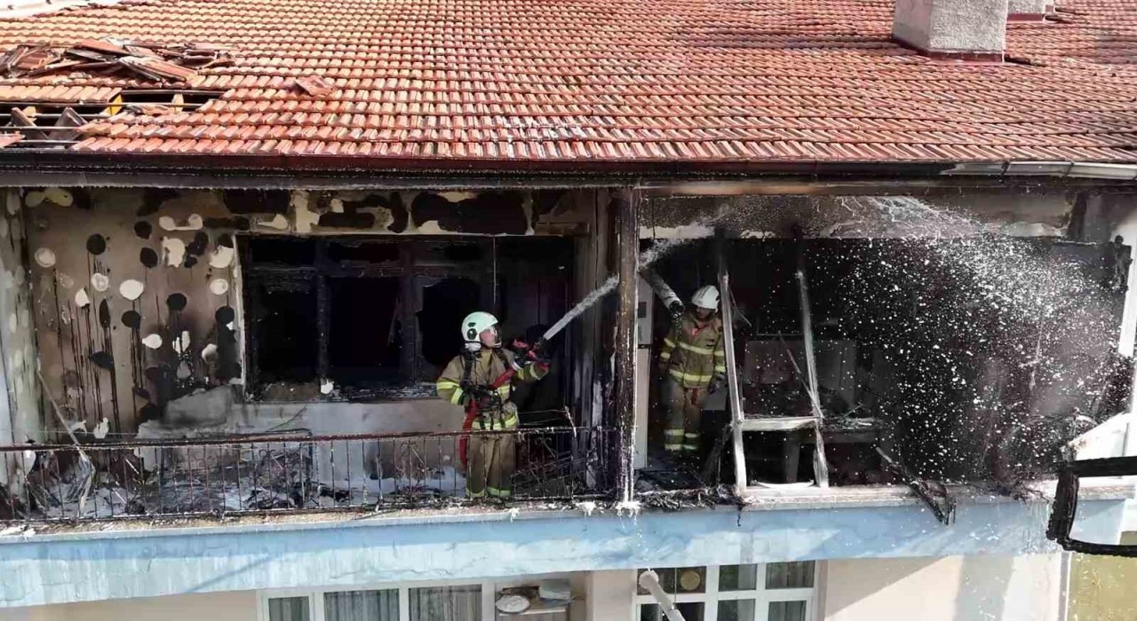 Apartman dairesinde çıkan yangında tüp patladı: 1 yaralı