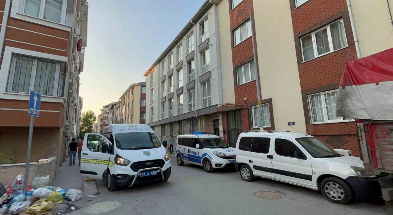 Apartmanı saran kötü kokular sonrası ekipler, çürümeye başlayan cesetle karşılaştı