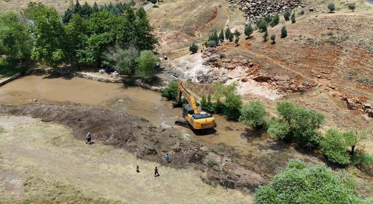 Araban Sıtma Pınar Çayında temizlik çalışması yapıldı