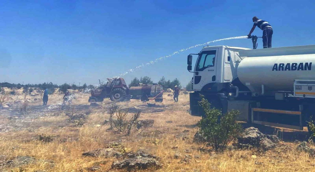 Arabanda çıkan örtü yangını söndürüldü