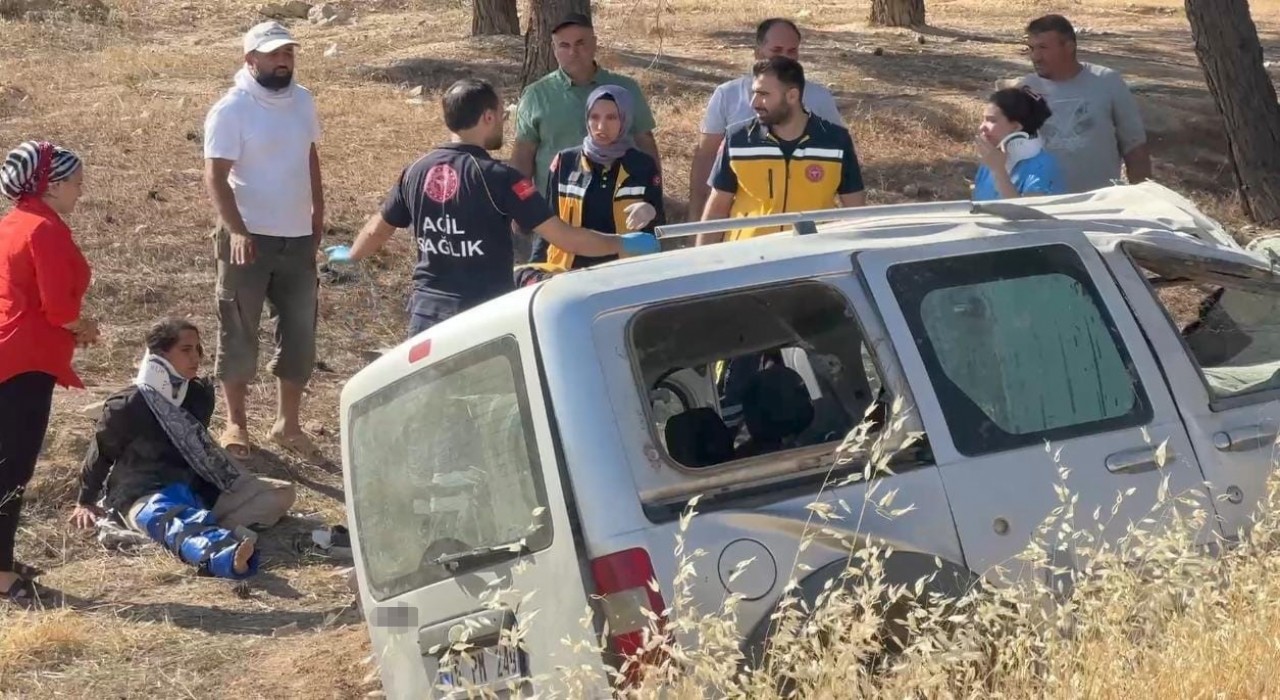 Araç devrildi, Halfeti gezisi kabusa dönüştü: 6 yaralı