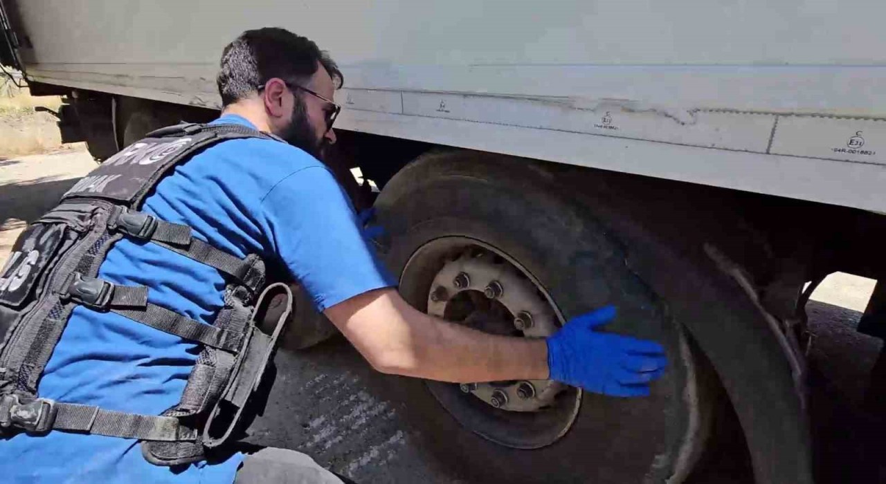 Araçtaki 30 kilogram uyuşturucuyu Hektor buldu