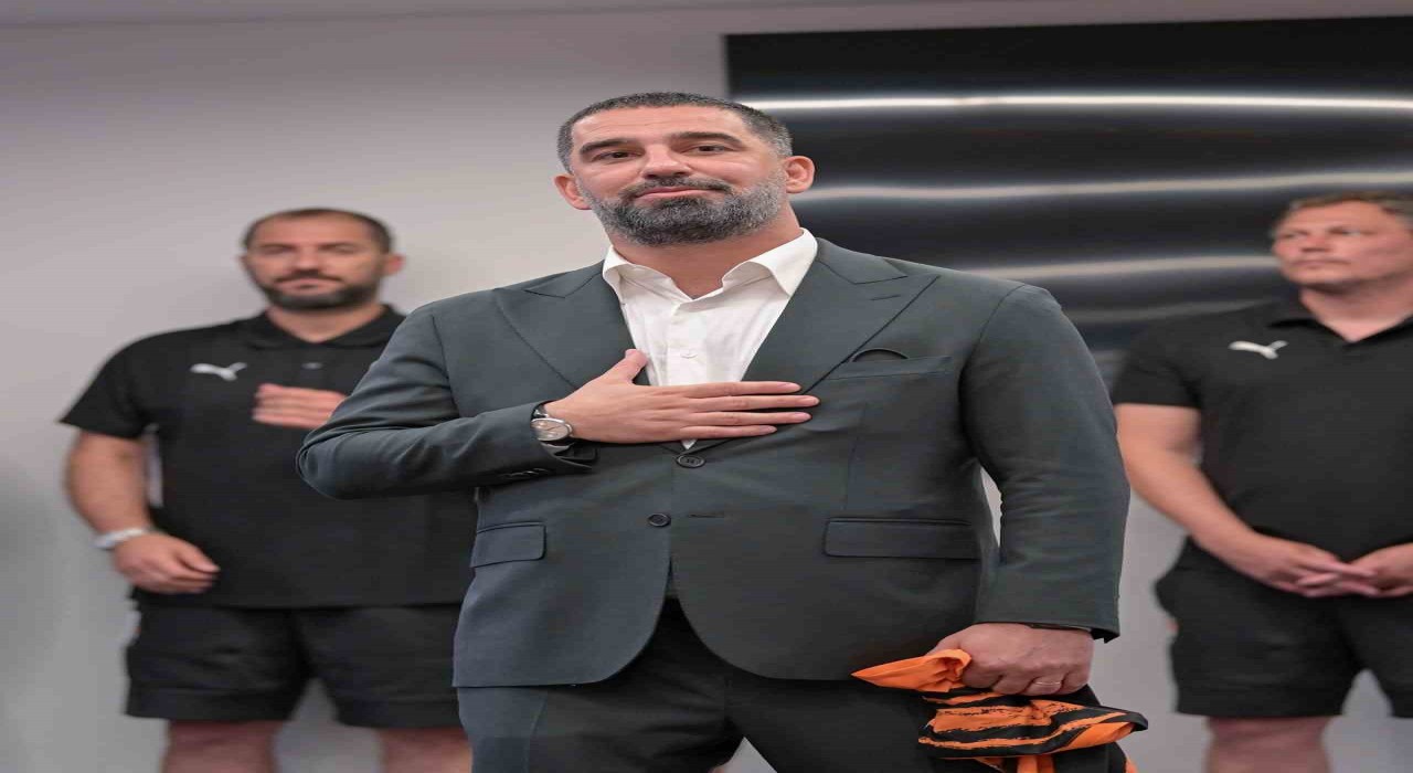 Arda Turan, yeni takımı Shakhtar Donetskte futbolcularla tanıştı