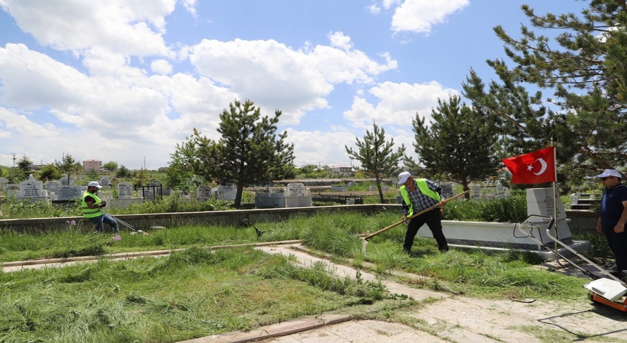 Ardahanda bayram öncesi cami ve mezarlıklar temizleniyor