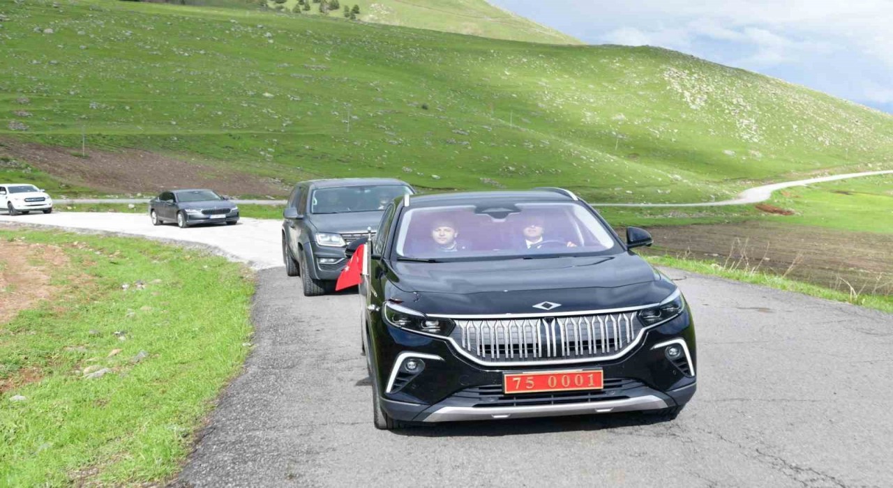 Ardahanda köy yolları asfalt yerine beton kullanılarak yenileniyor