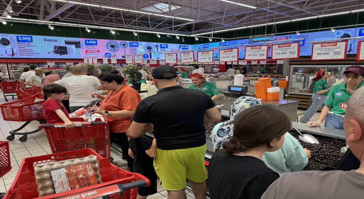 Arefe günü alışveriş izdihamı: Haramideredeki zincir markette yoğunluk yaşandı