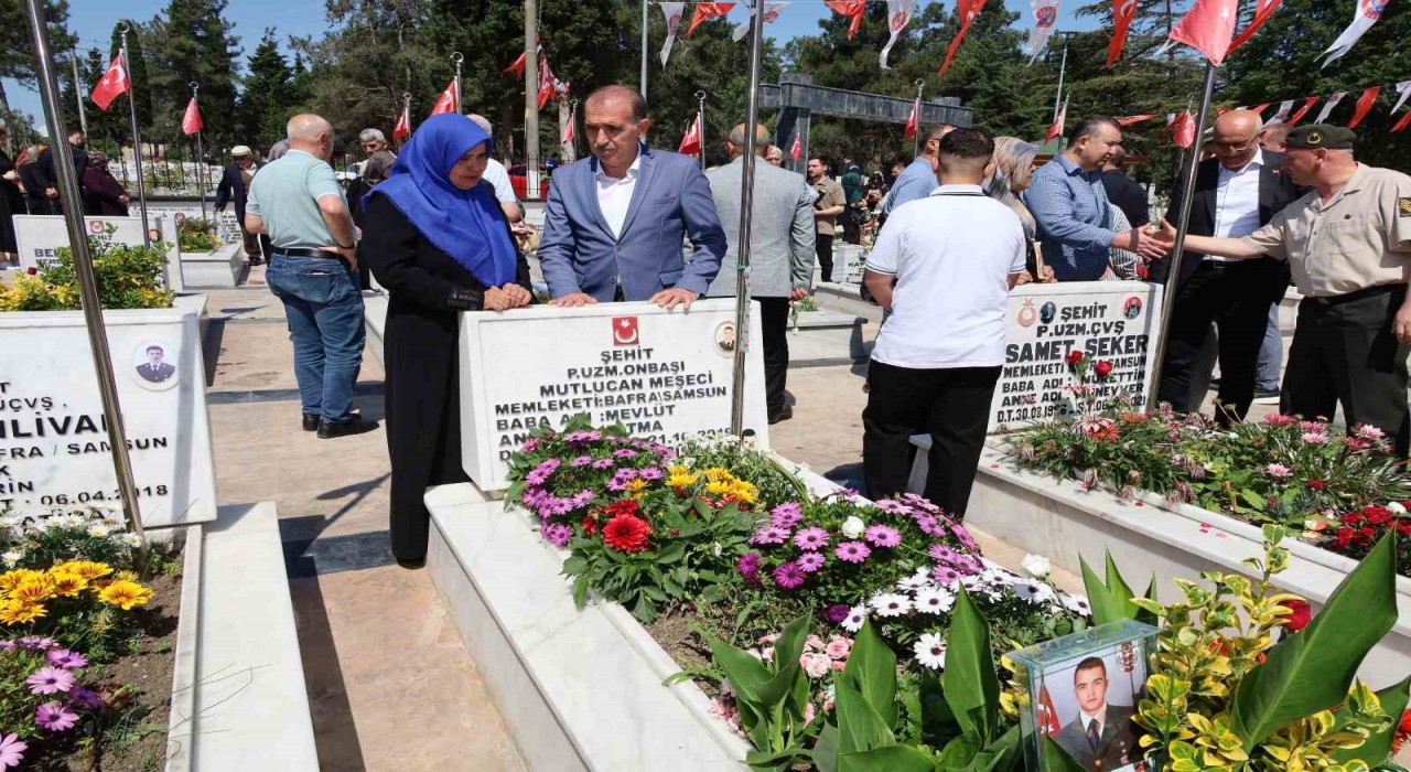 Arefe gününde şehitler dualarla anıldı