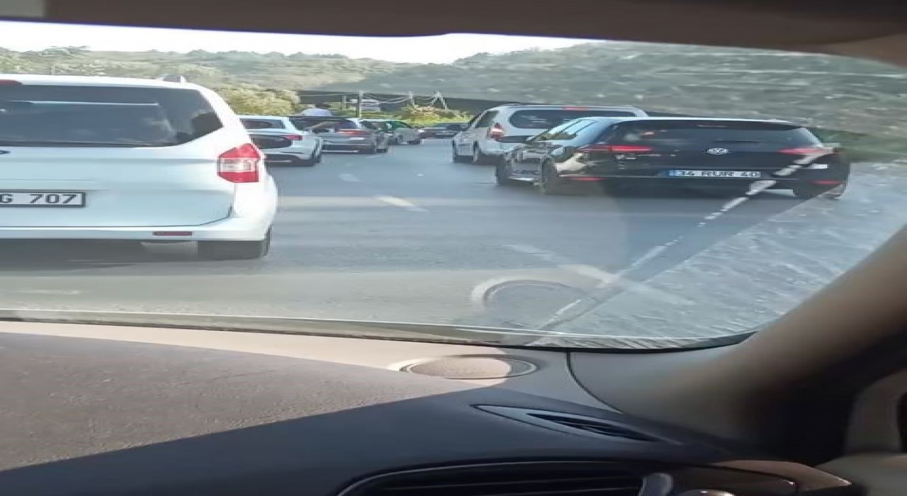 Arnavutköyde düğün konvoyu trafiği kilitledi