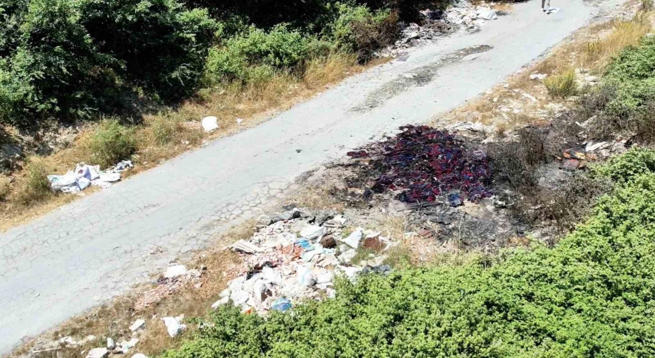 Arnavutköyde hafriyat ve moloz dökülen sokak, çöplüğe döndü