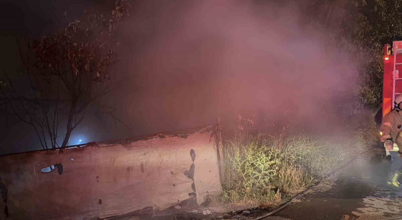 Arnavutköyde tek katlı baraka alev alev yandı