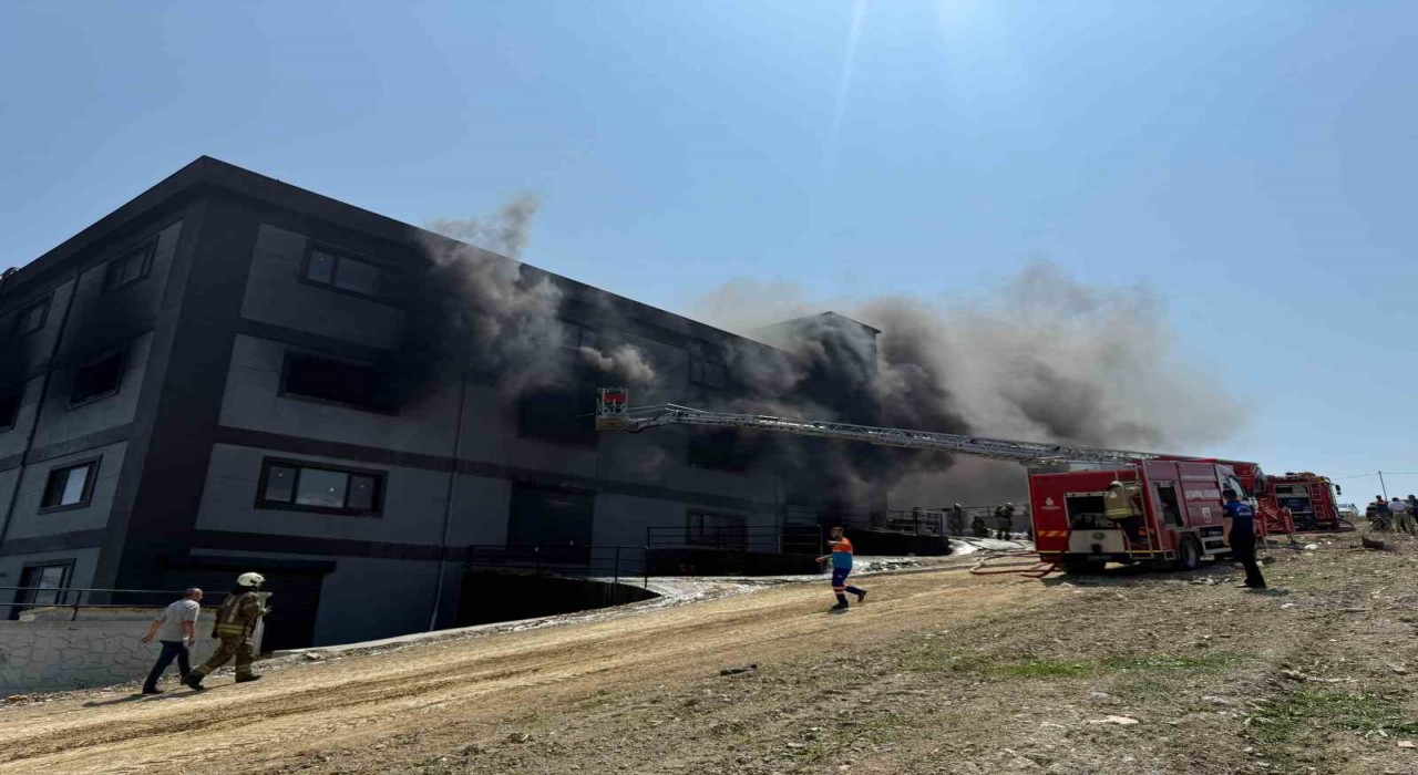 Arnavutköyde terlik fabrikası alevlere teslim oldu