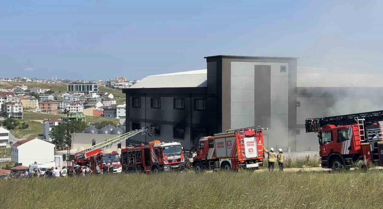 Arnavutköydeki terlik fabrikasında çıkan yangın söndürüldü