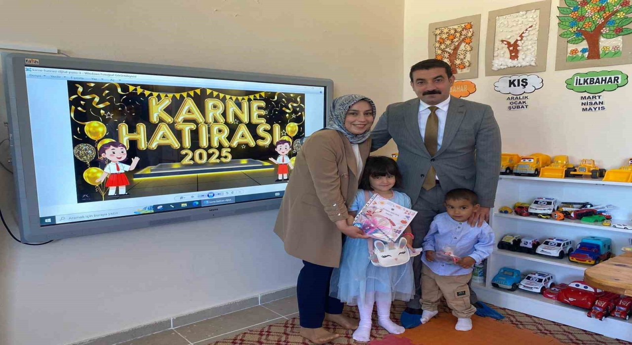 Arpaçayda öğrencilerin karne heyecanı