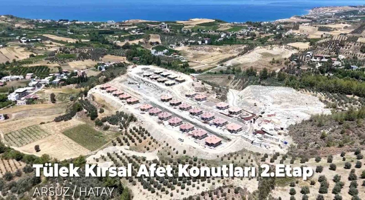 Arsuzda Akdeniz manzaralı kırsal afet konutlarının inşası sürüyor