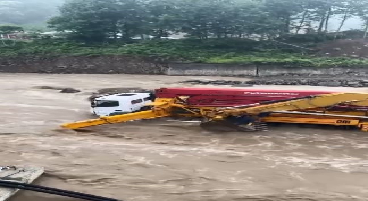 Artvinde iş makineleri bir anda yükselen dere sularının ortasında kaldı