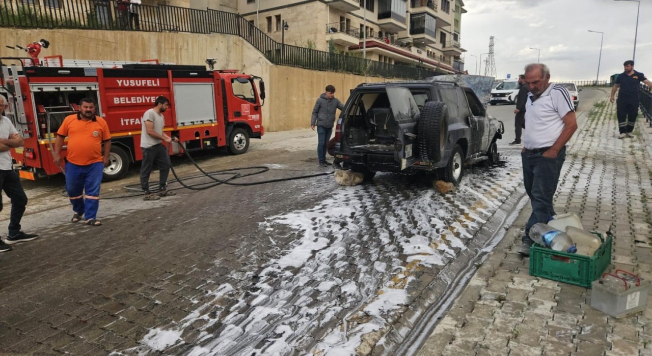 Artvinde seyir halindeki otomobil alev alev yandı