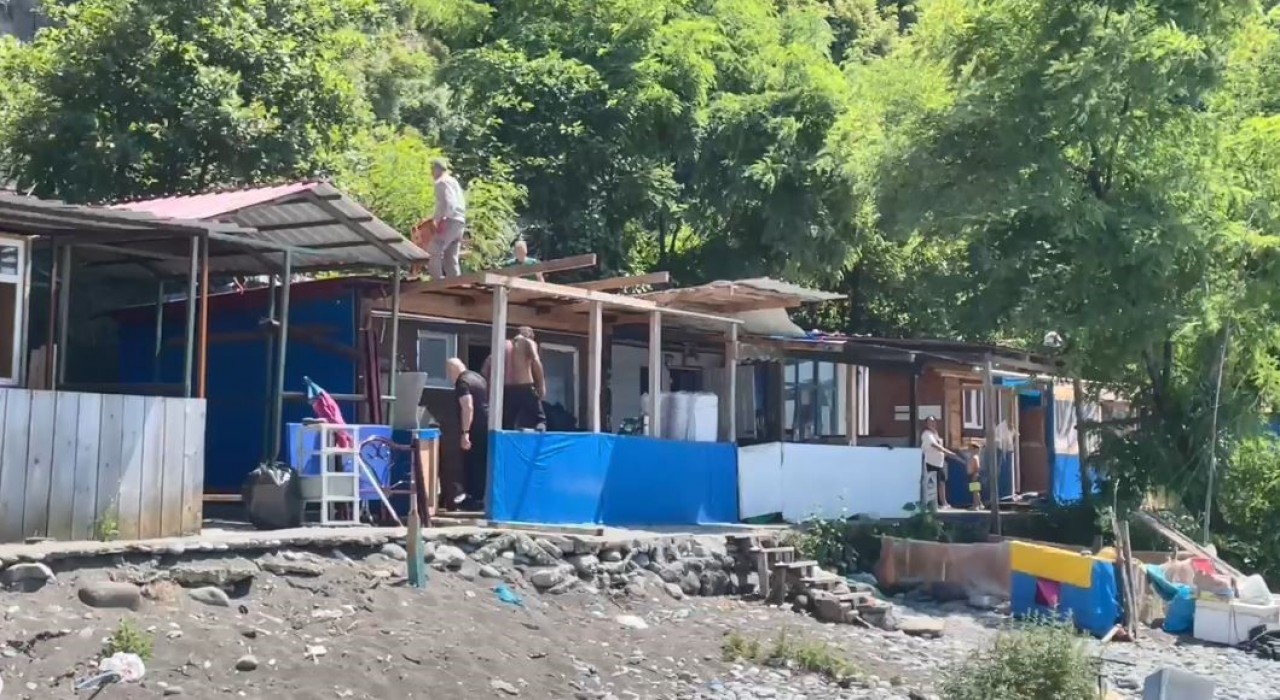 Artvinin Karadeniz kıyılarındaki kaçak yapılar yıkılıyor