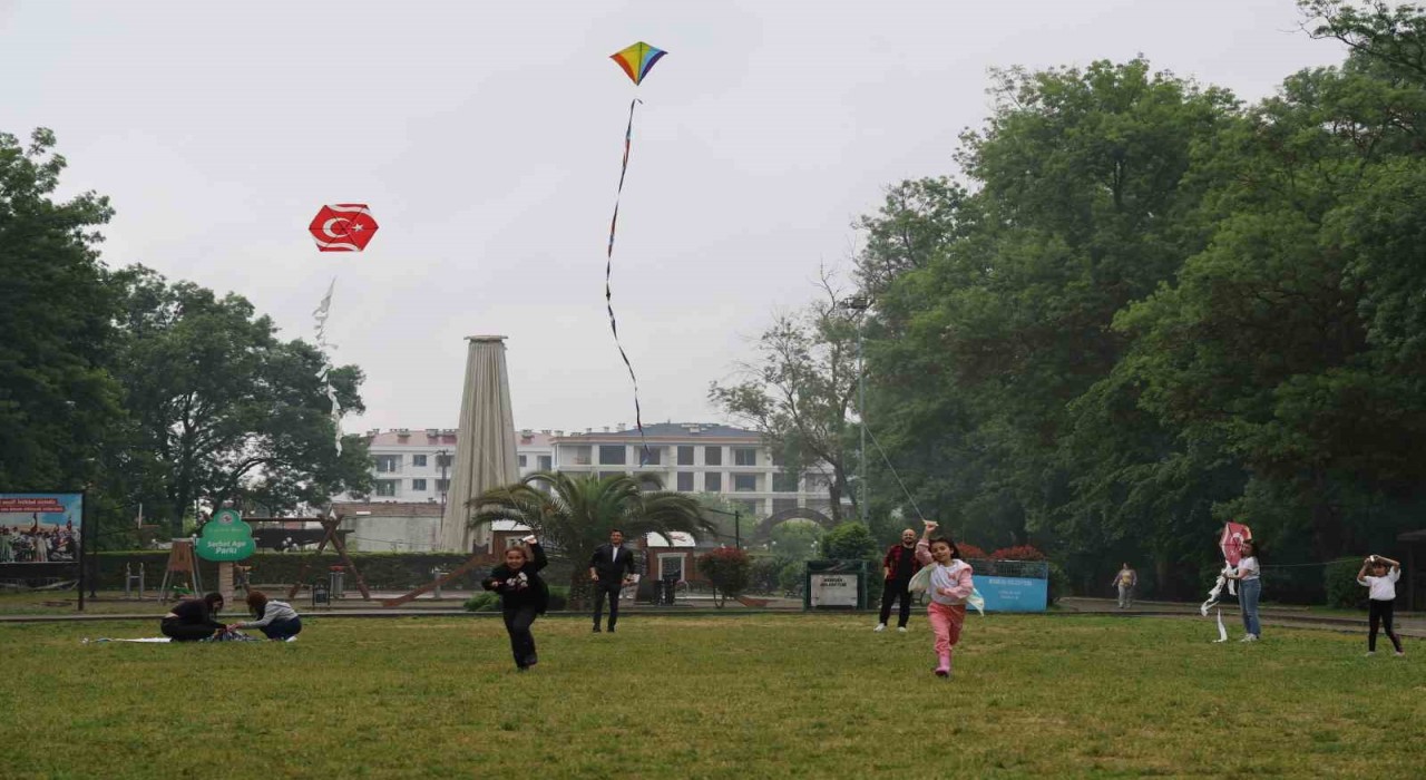 Atakumda gökyüzü uçurtmalarla renklendi
