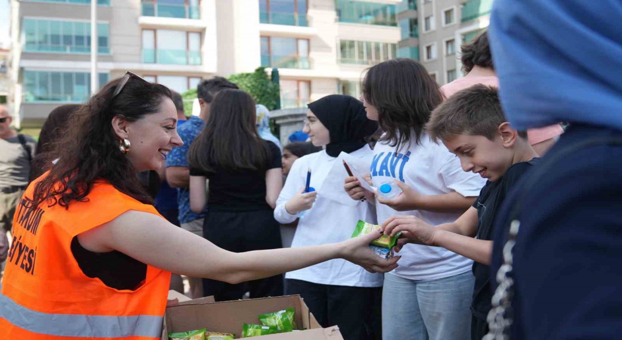 Atakumda LGS sınavına giren öğrencilere kek ve su ikramı