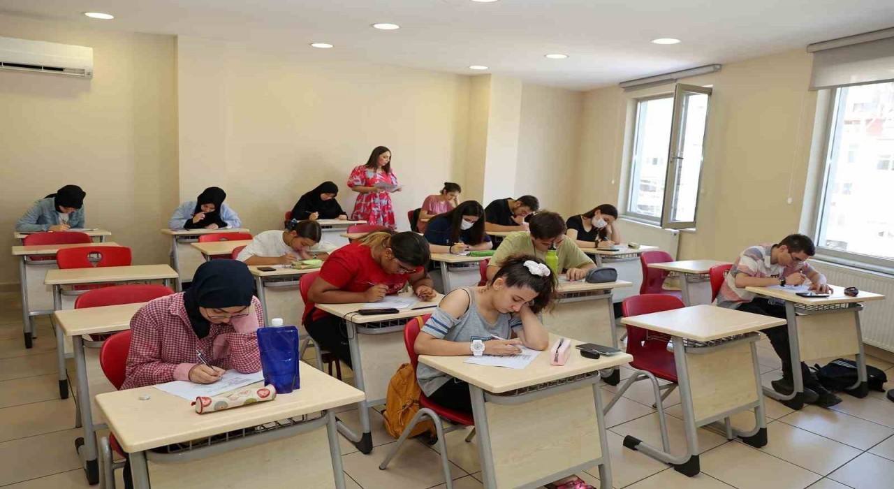 Ataşehir Belediyesinden lise ve üniversite sınavına hazırlanan öğrenciler için önemli destek