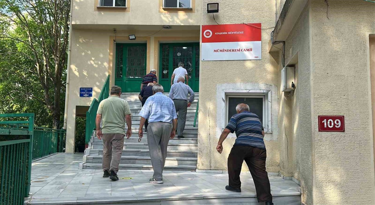 Ataşehirde imam caminin kapısını kilitledi, cemaat mağdur oldu