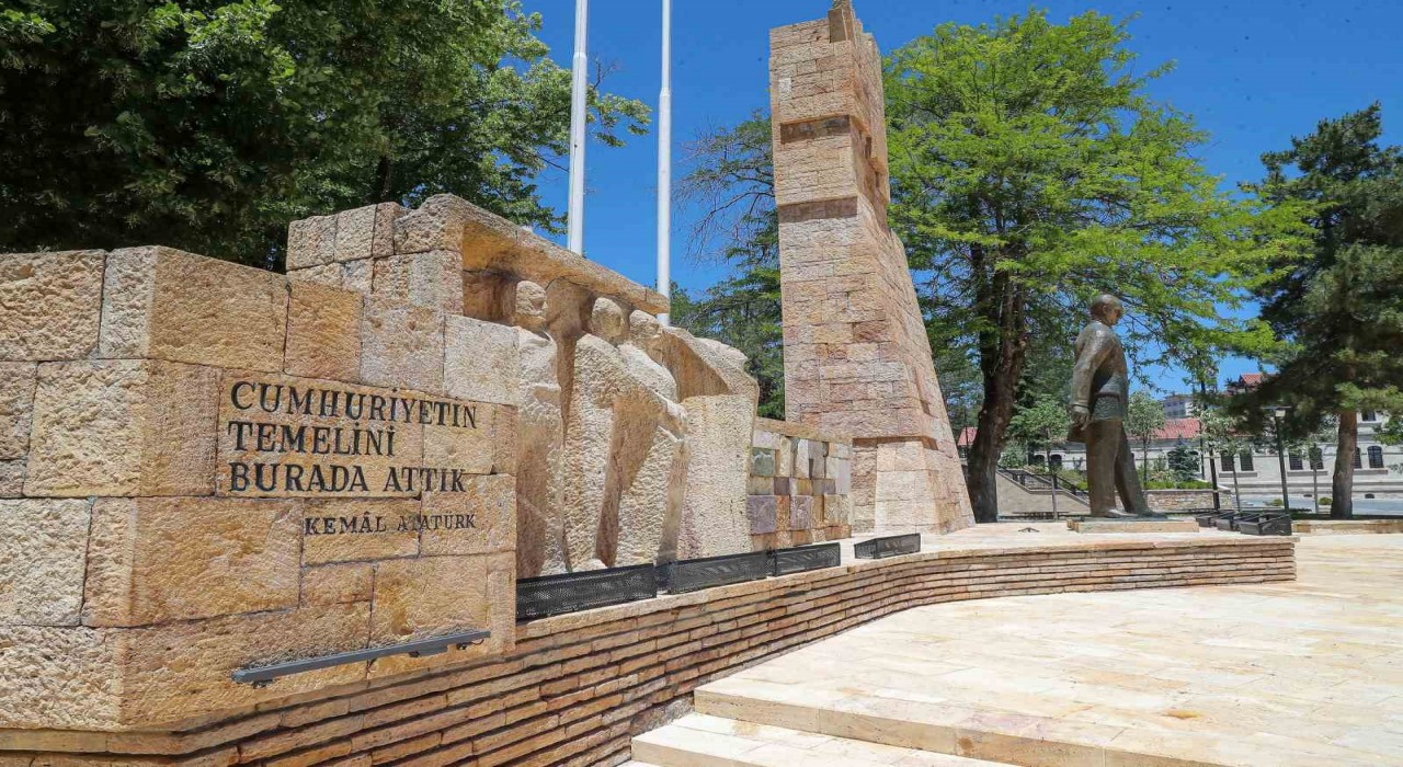 Atatürk Anıtının çevre düzenlemesi tamamlandı