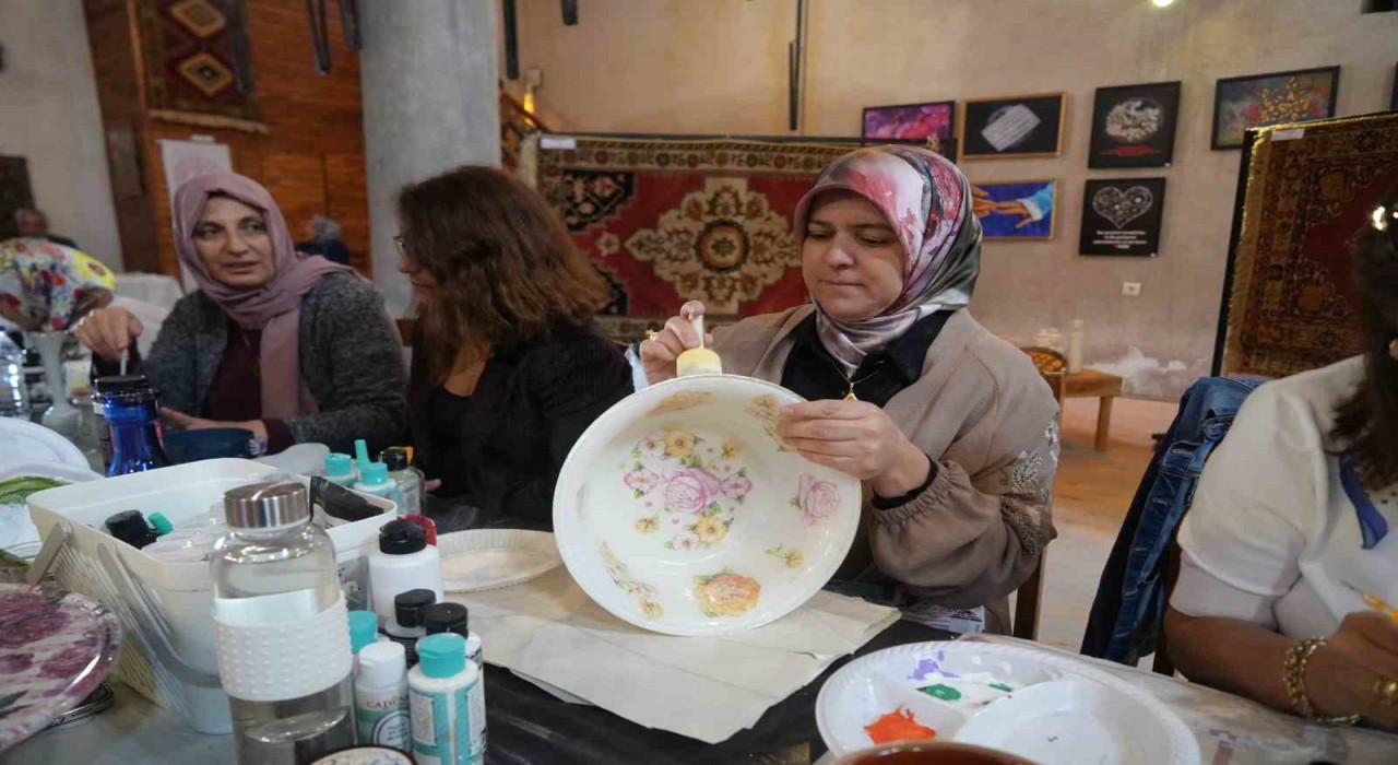 Atık malzemeler sanata dönüşüyor: Niğdede kadınlar geri dönüşümle ekonomiye katkı sağlıyor