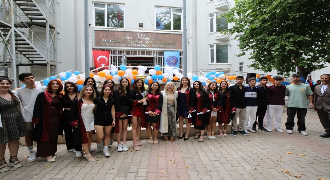 AÜ Sağlık Hizmetleri MYO öğrencileri mezun oldu