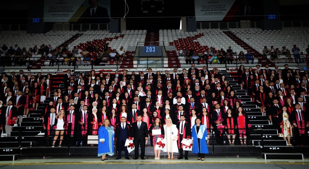 AÜde 289 hekim coşkuyla mezun oldu