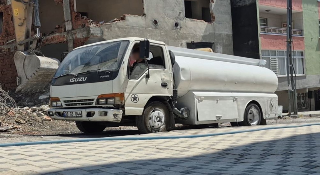 Avcılarda 2 çocuk ağır tonajlı kepçeyi hareket ettirdi