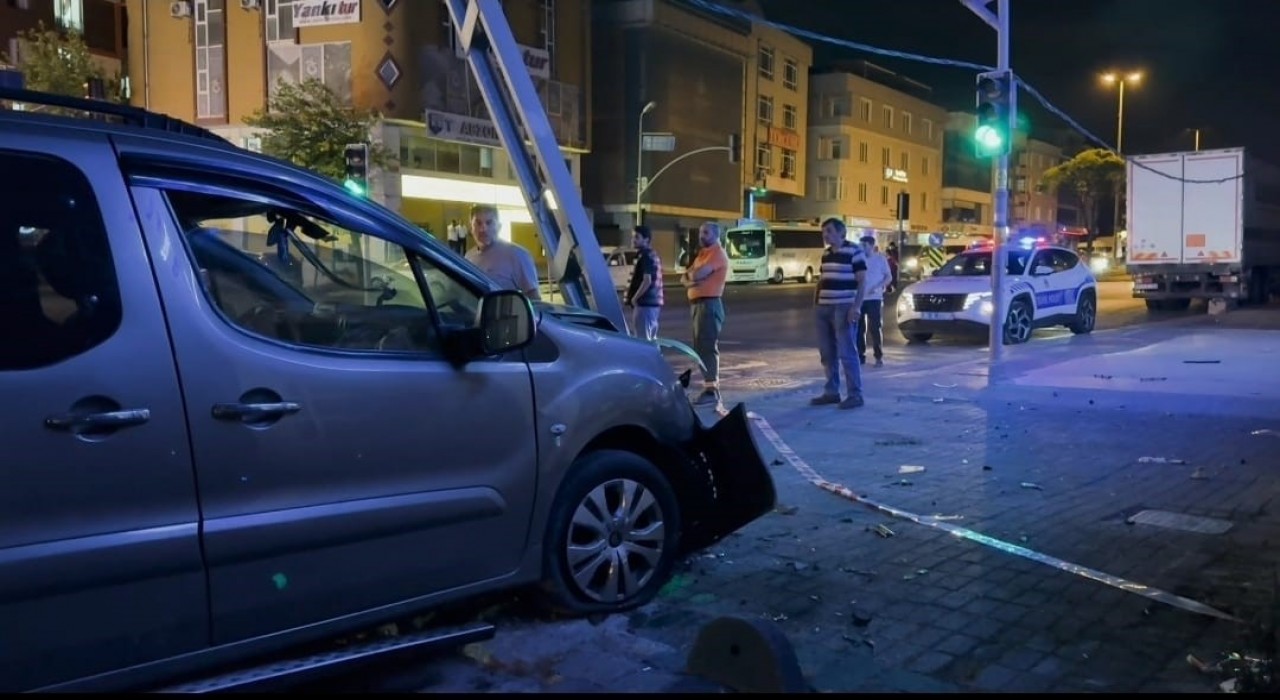 Avcılarda aşırı hız yapan araç elektrik direğine çarptı: 3 yaralı