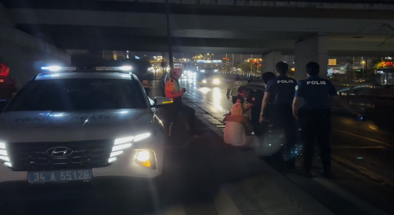 Avcılarda havluyla E-5e çıkan kadın sürücülere zor anlar yaşattı