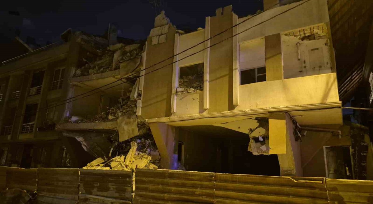Avcılarda kentsel dönüşüm kapsamında yıkımına başlanan bina böyle çöktü