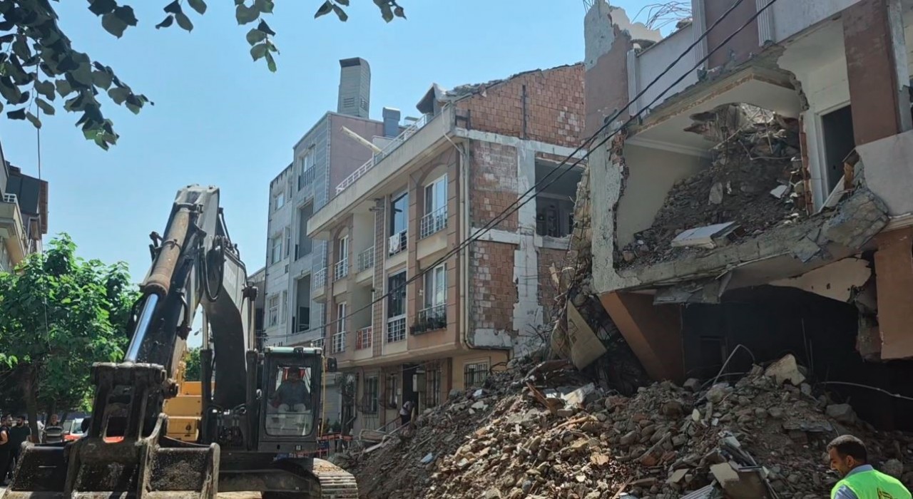Avcılarda kısmi çöken binanın yıkımı sırasında bitişik apartmanın da duvarı yıkıldı