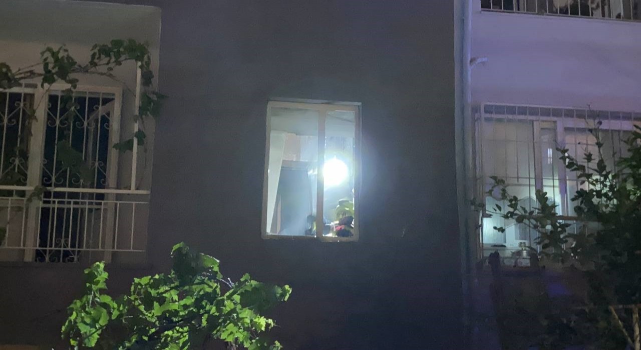 Aydında korkutan yangın: Mahsur kalan kadın demir parmaklıkları kesilerek kurtarıldı